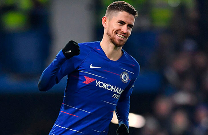 ESQUENTOU - O Barcelona considera a contratação do meia Jorginho, do Chelsea, na próxima temporada, segundo o "Mirror". O brasileiro naturalizado italiano tem contrato com os Blues até 2023 e pode chegar sem custos ao clube catalão.