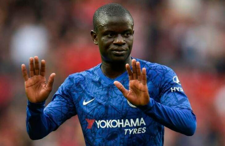 ESQUENTOU - Ainda de acordo com o jornalista, N'Golo Kanté está com tudo acertado para renovar com o Chelsea, entretanto o negócio deve ser feito com cautela, pois as duas partes estão contentes com a situação e por isso não há porque correr para renovar com o volante francês.