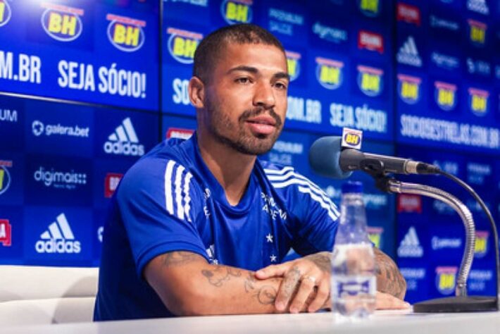 ESQUENTOU - O meia Marcinho chegou ao Cruzeiro como uma peça que poderia dar qualidade ao meio de campo da Raposa. Sua boa Série B pelo Sampaio Corrêa gerou expectativas de quem ajudaria o time mineiro na sua busca pelo acesso este ano. Mas, o jogador, que disse estar pronto para ser o “dono do meio de campo” azul, está perto de sair do clube.  O jogador perdeu espaço com o técnico Felipe Conceição e está perto de acertar sua ida para o CSA. Marcinho nem foi relacionado para o jogo contra o Confiança-SE, na estreia do Cruzeiro no Brasileirão da Série B.