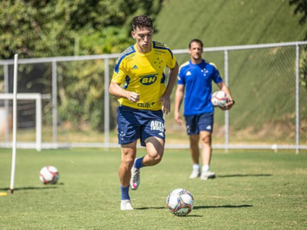 ESQUENTOU - O meia Marco Antônio, que foi revelado na base do Cruzeiro, era tido pelo clube como um promissor atleta para o time profissional. Todavia, a situação do jogador mudou drasticamente nos últimos meses.  O jogador foi liberado para procurar um clube e acertar, inicialmente, por empréstimo. Por enquanto, o meia de 20 anos não recebeu contatos oficiais para contar com o seu futebol.