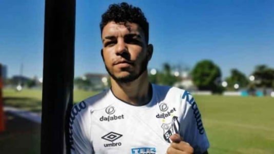 FECHADO - O Santos também anunciou a contratação do lateral-esquerdo Moraes. O jogador, de 23 anos, foi contratado por empréstimo junto ao Atlético Goianiense até 30 de abril de 2022 para defender o Peixe no Brasileirão e na Sul-Americana, já que na Copa do Brasil ele já atuou pelo Mirassol nesta edição.
