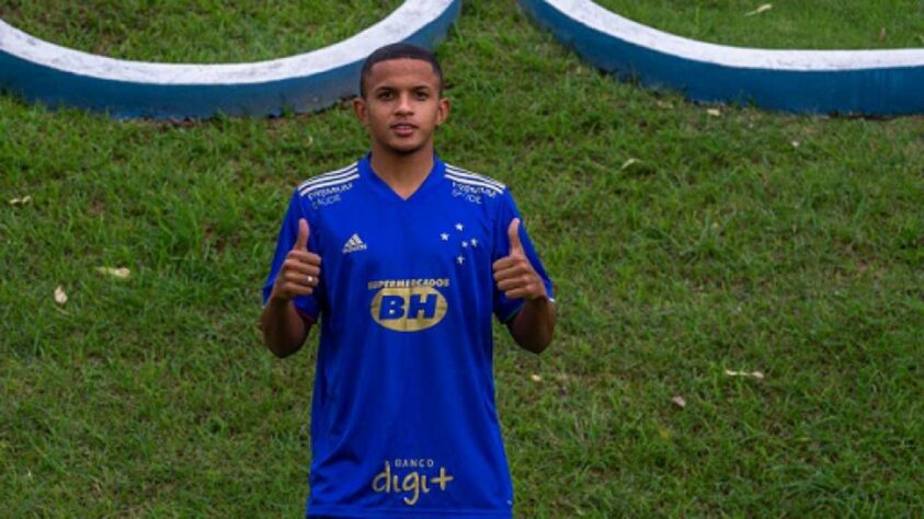 FECHADO - Campeão da Copa São Paulo de 2019 e com mais de 100 gols em sua trajetória nas categorias de base, Paulinho é o novo reforço da equipe Sub-20 do Cruzeiro. O centroavante já participa de treinamentos na Toca da Raposa I.  Nascido em 2001, o atacante assinou contrato com o Cruzeiro até o final de 2022. Paulinho não escondeu a felicidade de vestir a camisa estrelada e espera marcar história no clube.