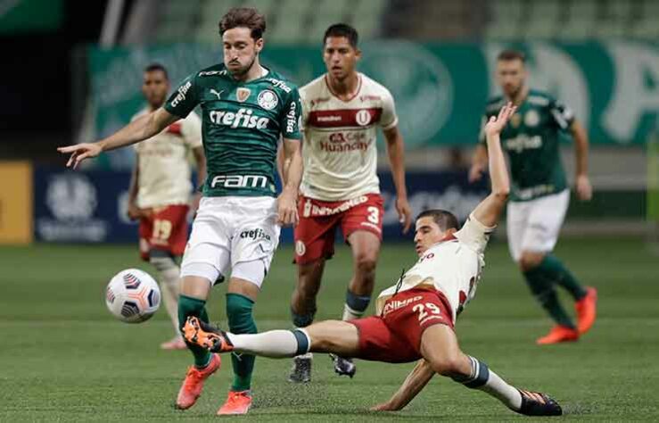 UNIVERSITARIO: Sobe - Bom início – Mesmo tendo um a menos desde os 15 minutos da primeira etapa, os peruanos equilibraram o duelo com o Verdão até o fim do primeiro tempo, quando vacilaram e sofreram o primeiro gol. A partir daí, só deu Palmeiras. // Desce - Quintero – Se já seria difícil encarar o Alviverde no Allianz, Quintero deixou a missão impossível ao, imprudentemente, chutar o rosto de Weverton e ser expulso logo no início da partida.