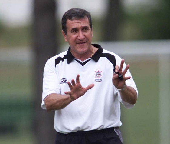 Carlos Alberto Parreira - Janeiro e dezembro de 2002 - 66 jogos/36 vitórias/15 empates/15 derrotas - 62,12% de aproveitamento