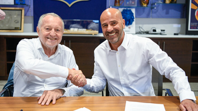 FECHADO - O Lyon anunciou a contratação de seu novo treinador. Trata-se do holandês Peter Bosz, de 57 anos, que estava sem clube desde que foi demitido do Bayer Leverkusen, em março. Ele terá contrato de duas temporadas, até junho de 2023.