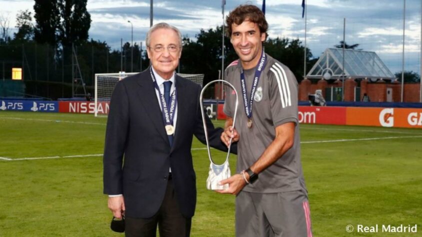 ESQUENTOU - O Real Madrid já iniciou conversas com Raúl para conhecer sua disponibilidade em comandar o clube na próxima temporada, segundo o "As". O ídolo do clube está inclinado a aceitar o convite para substituir Zidane, mas quer realizar uma profunda reforma no atual elenco merengue caso seja promovido.