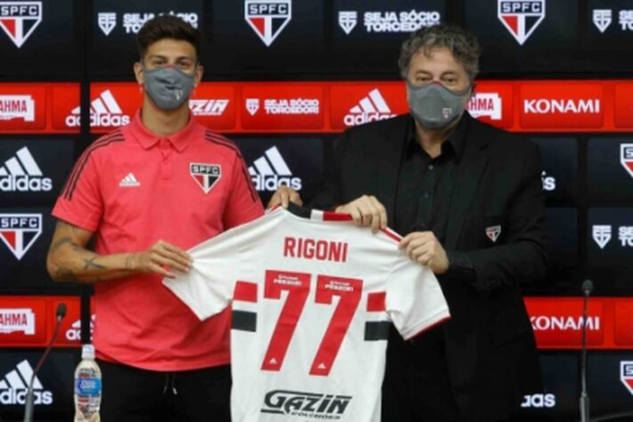 FECHADO - O meia-atacante Emiliano Rigoni foi apresentado nesta segunda-feira (31), como novo reforço do São Paulo para a temporada. O jogador já treina com os companheiros, mas espera sua regularização no BID da CBF para estrear. Rigoni defendia o Elche, da Espanha, e chega para defender o Tricolor por três anos, podendo estender o acordo por um ano em caso de renovação.  O São Paulo conseguiu entrar em acordo com os espanhóis para pagar a compensação financeira a partir de janeiro de 2022, quando o time paulista terá seu fluxo de caixa restabelecido e melhor condições para efetuar o pagamento. Emiliano Rigoni deve chegar a São Paulo para assinar o contrato no final desta semana.  Rigoni chega como um pedido pessoal do treinador Hernán Crespo e passou pelo aval do coordenador de futebol Muricy Ramalho. O meia-atacante tem passagem pelo Independiente, da Argentina, onde foi companheiro de Martín Benítez, hoje no São Paulo.