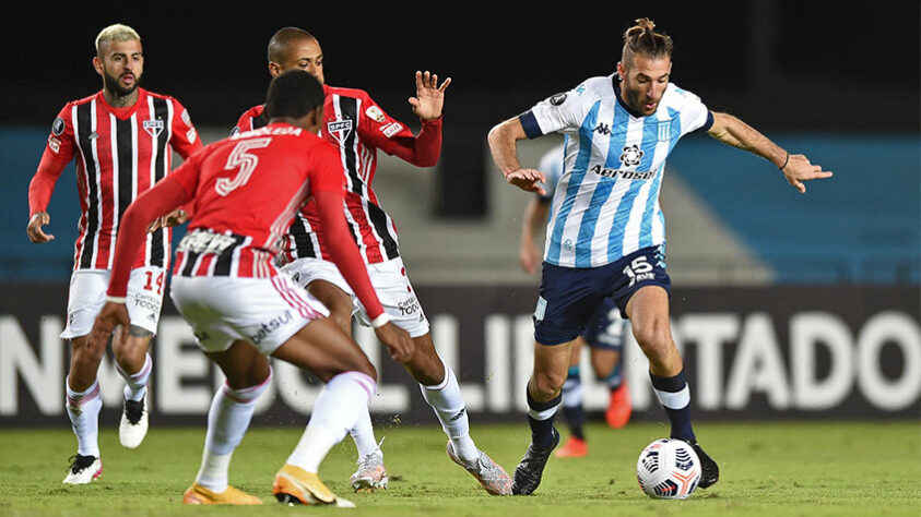 RACING - Sobe: Boa atuação - O time conseguiu pressionar o São Paulo que costuma ter mais posse de bola. Quando não tinha a bola, fez bom trabalho para segurar o ataque do Tricolor e cortar a saída de bola. / Desce: Pouca efetividade -  Com algumas boas chances criadas, o Racing pecou na efetividade e no aproveitamento das chances. Bolas na trave, defesas de Volpi, mas faltou finalizar melhor.