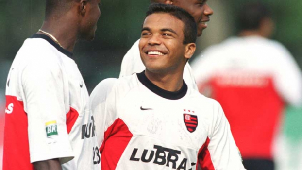 Roma - O atacante entrou no segundo tempo e estava em campo no momento do gol de Pekovic. Após deixar o Flamengo em 2002, rodou diversos clubes e se aposentou em 2011. Atualmente, aos 42 anos, atua na área do direito desportivo em Belém do Pará.