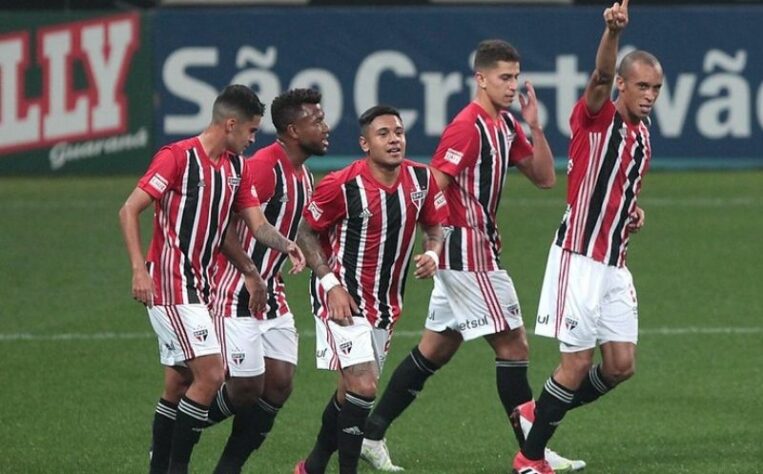 Com duas vitórias e um empate, o São Paulo terminou a primeira fase do Campeonato Paulista sem perder para nenhum de seus rivais. Em 2020, o time também conseguiu essa marca, mas, ante disso, o Tricolor não ficava invicto nos clássicos da primeira fase da competição desde 2007. 