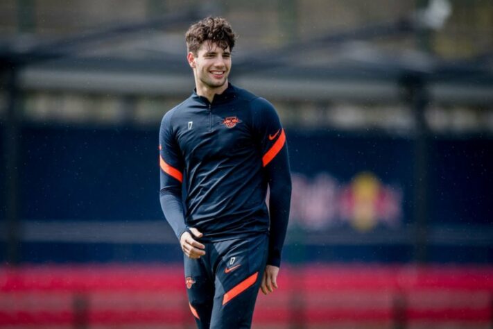 FECHADO - O RB Leipzig anunciou nesta quarta-feira a renovação contratual do meia-atacante Dominik Szoboszlai, de 20 anos. Contratado pelo clube alemão em janeiro, após se destacar no RB Salzburg, da Áustria, o atleta húngaro assinou novo vínculo até 2026. O acordo anterior era até 2025.