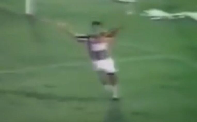 Na Libertadores de 1992, o São Paulo enfrentou o Nacional nas oitavas de final da competição. No jogo da ida, no Uruguai, o Tricolor venceu por 1 a 0, com gol do zagueiro Elivélton.