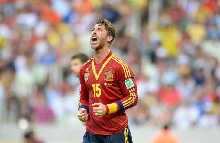 O experiente Sergio Ramos, zagueiro de 35 anos, é tratado como dúvida na Espanha. 