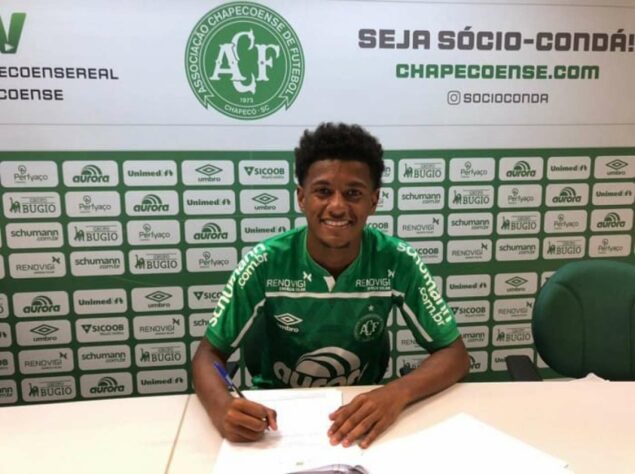 FECHADO - O atacante Thiaguinho acertou sua chegada para a equipe Sub-20 da Chapecoense na tarde da última quarta-feira (5). O jogador de apenas 20 anos de idade, agora, tem contrato com o clube do oeste catarinense até 30 de janeiro de 2022.