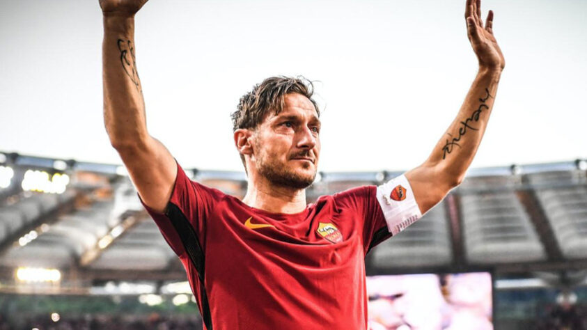 Totti: Defendeu a Roma por toda a carreira e, também por isso, é um dos maiores ídolos do clube. Porém, não teve muita sorte (sucesso) na Champions League.
