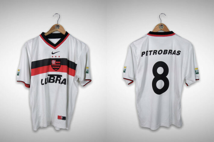 2001 - A primeira camisa do século tinha a listra dupla na região do peito, o escudo inteiro centralizado e a gola com detalhes rubro-negros.