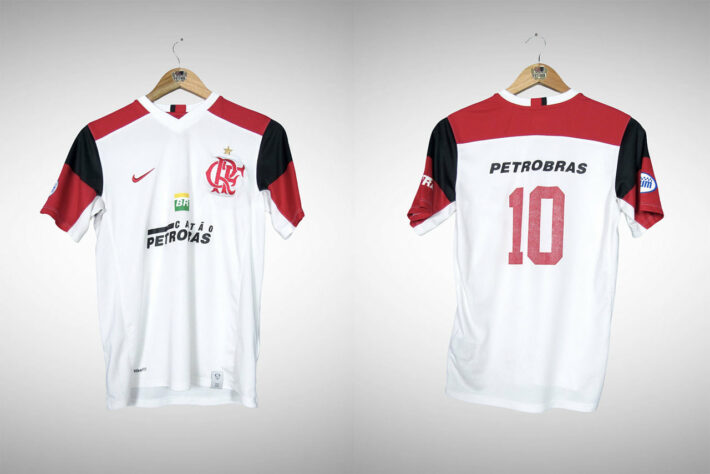 2007 - A camisa passou a ter mangas em listras vermelhas e pretas, com o restante em branco.