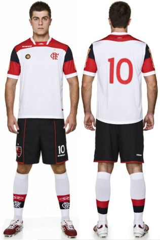 2011 - Nos 30 anos de aniversário do Mundial, a camisa branca lembrava o modelo usado na final contra o Liverpool.