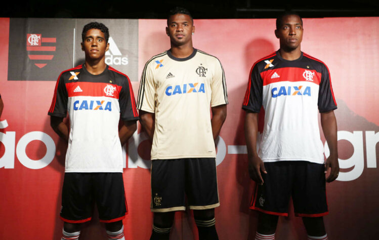 2013 - De fornecedor novo, o Flamengo passou a ter o segundo uniforme com uma faixa preta nas mangas e no ombro, além da faixa vermelha embaixo.