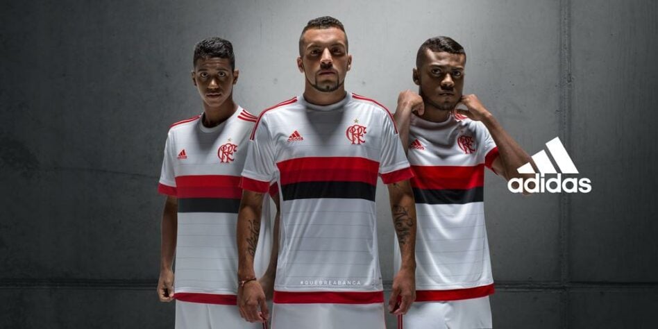 2015 - Além de retomar as listras horizontais vermelha e preta, a camisa branca daquele ano tinha o antigo escudo, utilizado pelo time entre 1895 e 1944.