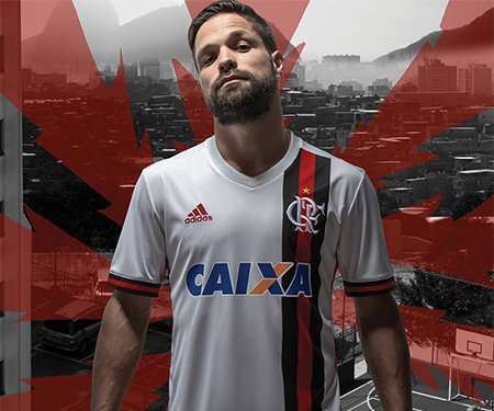 2017 - A camisa passou a ter uma listra rubro-negra vertical na altura do escudo.