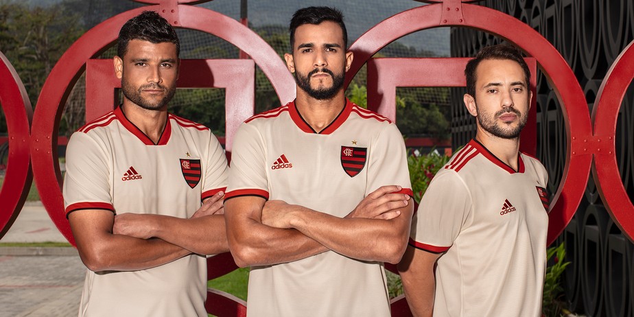 2018 - Na cor branca envelhecida, a camisa contou com o retorno do escudo inteiro, em vez de usar apenas o CRF.