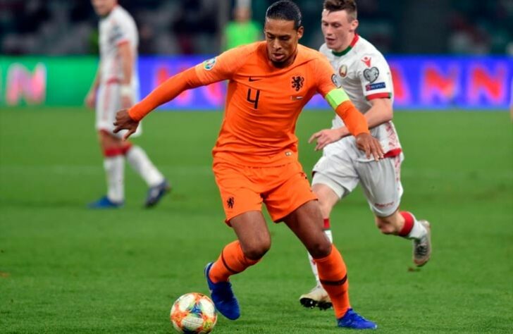 O zagueiro holandês vai usar a chuteira na Copa do Mundo do Qatar.