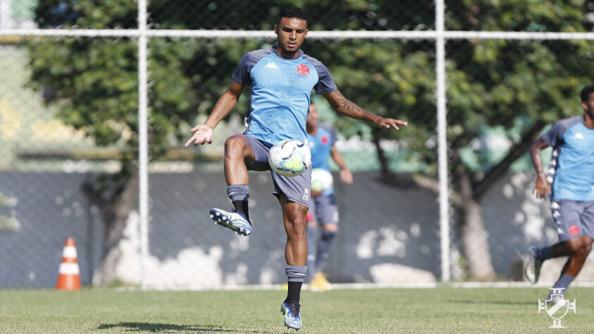 Menezes - Aos 19 anos, estreou como profissional contra o Madureira.
