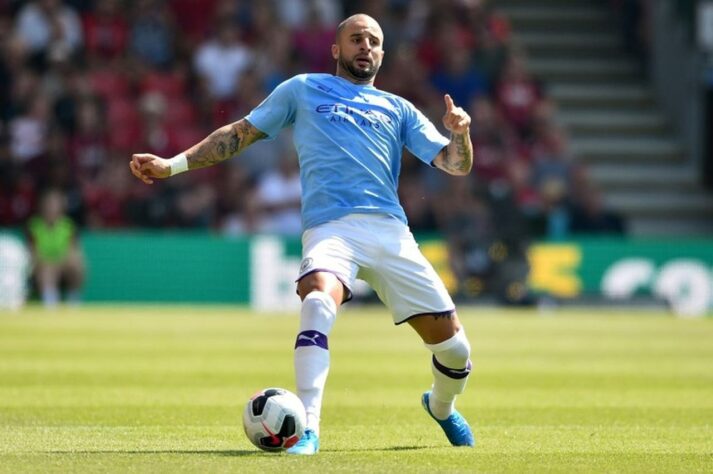 ESQUENTOU - Campeão da Champions League com o Manchester City, o lateral-direito Kyle Walker negocia sua saída da Inglaterra rumo ao Bayern de Munique. As informações são do site 'The Athletic'. O jogador tem vínculo com o City até 2024 e o clube não enfrentaria resistência em liberá-lo agora, já que dentro de seis meses Walker pode assinar um pré-contrato com qualquer equipe e deixar o clube inglês de graça. 