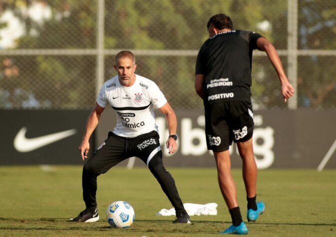 FECHADO - Falta pouco para Sylvinho iniciar sua trajetória como técnico do Corinthians. Nesta sexta-feira, mais um passo burocrático foi dado para isso, já que o nome do treinador foi publicado no BID (Boletim Informativo Diário) da CBF e ele está liberado para estrear pelo clube neste domingo, contra o Atlético-GO.