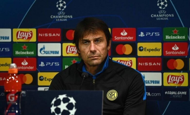 FECHADO - Fim de linha para Antonio Conte na Inter de Milão. Após conquistar o Campeonato Italiano, o comandante deixou o clube italiano por não concordar com a redução de gastos imposta pelos dirigentes.  De acordo com o jornalista Fabrizio Romano, os nerazzurris pagarão cerca de sete milhões de euros para encerrar o contrato. A Inter de Milão monitora os nomes de Simone Inzaghi e Massimo Allegri. 