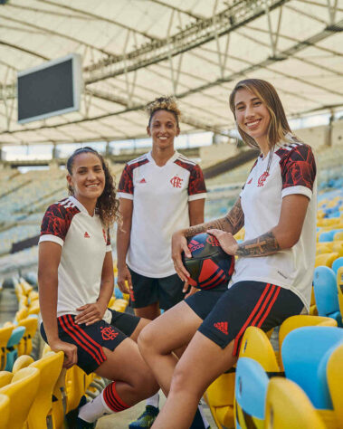 Atletas da equipe feminina também participaram da sessão de fotos para lançamento.