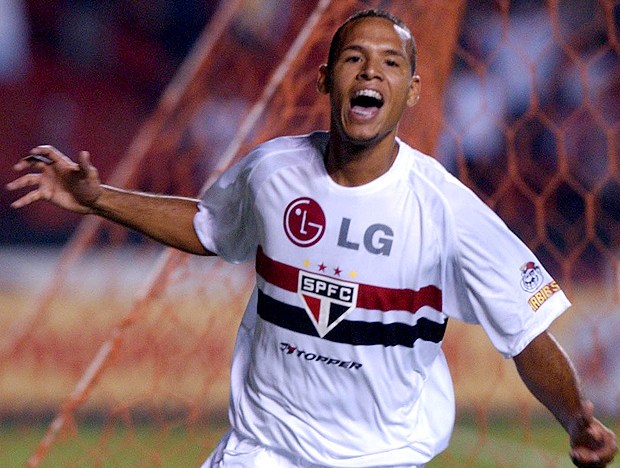 Luis Fabiano e Kaká 2001) - Mesmo sem os resultados esperados, a marca fez parte do começo de carreira dos craques Kaká e Luis Fabiano (foto), que despontavam no São Paulo.