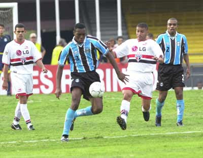 2001 - Quartas de final - Grêmio: Tricolor foi eliminado pelos gaúchos após perder as duas partidas. Na ida, 2 a 1 e na volta, 4 a 3.