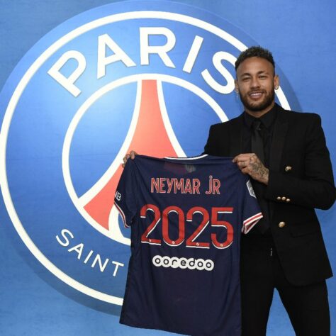 Para tirar o brasileiro do Barcelona, o PSG pagou 222 milhões de euros. Mas, O governo do Catar contratou o astro brasileiro para ser embaixador da Copa do Mundo de 2022. O pagamento foi suficiente para que Neymar pagasse, “do próprio bolso”, a multa rescisória com o clube catalão, livrando o PSG de ter que responder pelos gastos.