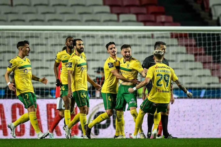 Na Conference League, o Paços de Ferreira já tem classificação assegurada, enquanto Vitória de Guimarães e Santa Clara, ambos com 43 pontos, brigam pela segunda vaga. Moreirense, Famalicão e Belenenses têm 40 pontos.