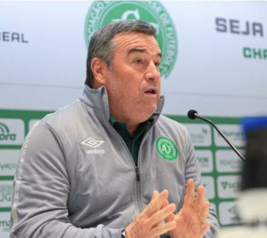 FECHADO - Dias após revelar que gostaria de permanecer na Chapecoense em 2022, o técnico Pintado entregou o cargo e pegou a torcida de surpresa. Incomodado com críticas internas, o treinador concedeu a última coletiva de imprensa no clube catarinense e explicou o motivo que o fez mudar de ideia. "Ouvi algumas coisas depois do jogo do Bahia que me incomodaram muito. Isso me fez repensar. Nesse momento, acho que tenho que dar um passo para trás para que a Chape dê um para frente".