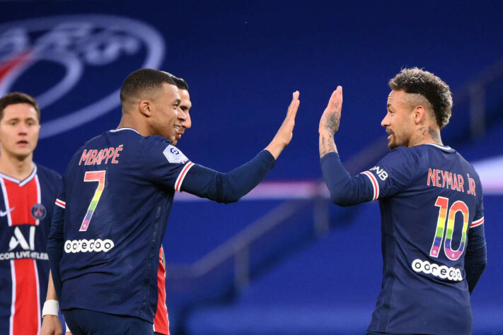 O PSG entrou em campo sem sete jogadores importantes e perdeu para o Lens, por 1 a 0, pela segunda rodada do Campeonato Francês. Entre os jogadores infectados estavam Neymar e Mbappé.