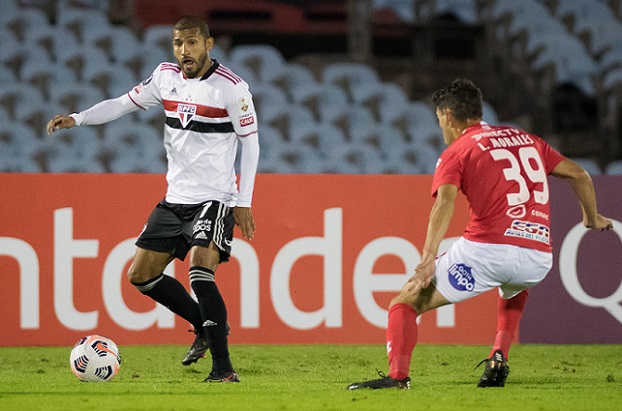 ESQUENTOU - O setor ofensivo do São Paulo tem uma dúvida em seu elenco para as próximas semanas. O atacante Rojas tem contrato somente até o fim deste mês de maio e não sabe se permanecerá no elenco da equipe tricolor para esta temporada. Rojas e seus representantes seguem negociando com a diretoria do São Paulo a fim de chegarem em um denominador comum para as tratativas se resolverem rapidamente. Assim como todas as negociações, o estafe do jogador quer uma valorização, mas acima do que os dirigentes almejam. 