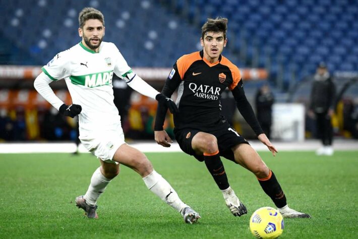 A Roma, que está em sétimo e enfrenta o Spezia, fora de casa, briga pela vaga na Conference League com o Sassuolo, que está em oitavo e recebe a Lazio.