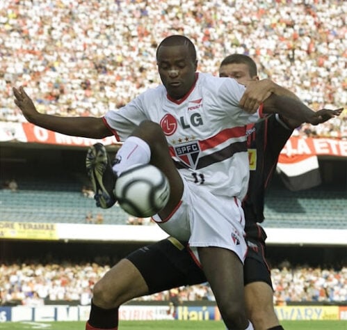 Super Paulista 2002 - São Paulo x Ituano - Campeão: São Paulo. Depois de um empate em Itu por 2 a 2, o Tricolor goleou o Galo por 4 a 1 e conquistou o troféu.