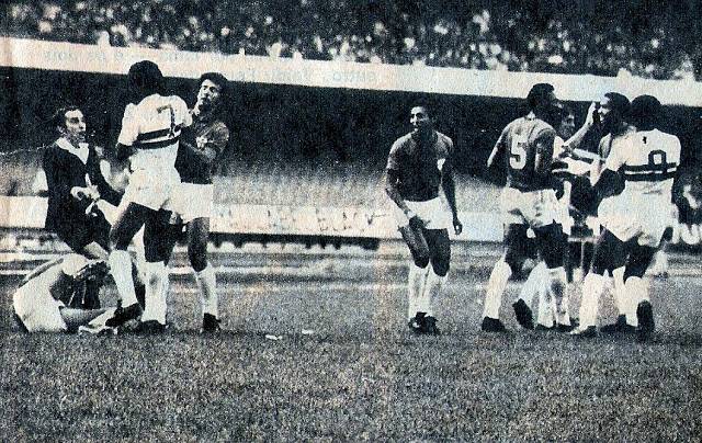 Campeonato Paulista 1975 - São Paulo x Portuguesa - campeão: São Paulo. Após duas vitórias para cada por 1 a 0, o título estadual foi decidido nos pênaltis e o Tricolor levou a melhor.  