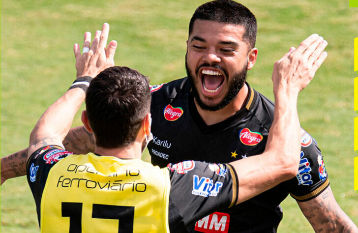 OPERÁRIO-PR - SOBE - RICARDO BUENO - O bem organizado time do Operário viu seu capitão se tornar fundamental na estreia com vitória neste sábado. Além do passe para o gol de Leandrinho, distribuiu jogadas e foi oportunista para marcar o segundo gol do Fantasma. DESCE -  CERA - Mesmo com a boa vantagem e dominando o jogo, em alguns momentos a equipe retardou a partida de maneira desnecessária.