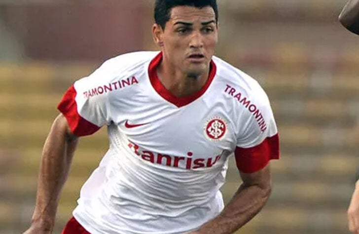 Gilberto: em 2011, o atacante e artilheiro do Bahia, Gilberto, se destacava pelo Santa Cruz e era contratado pelo Internacional.