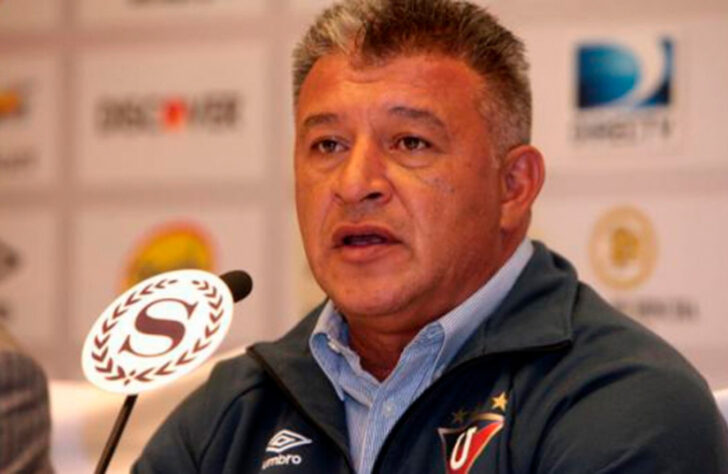 Claudio Borghi – argentino – 56 anos – sem clube desde que deixou a LDU, em março de 2016 – principais feitos como treinador: conquistou quatro Campeonatos Chilenos (Colo-Colo).