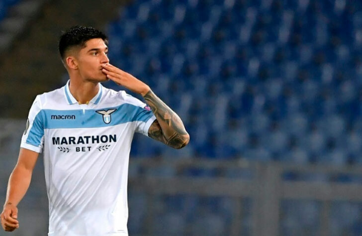 ESQUENTOU - Joaquin Correa, atacante da Lazio, entrou no radar da Inter de Milão caso o clube perca Lautaro Martínez, segundo a "Sky Sports". O argentino trabalhou com o técnico Simone Inzaghi, mas também é alvo de interesse do Paris Saint-Germain. A prioridade da equipe nerazurri é buscar uma renovação contratual com o camisa 10. No entanto, as negociações estão paradas há semanas e Lautaro Martínez trocou de empresário recentemente. Seu novo agente negociou a ida de Hakimi ao PSG.