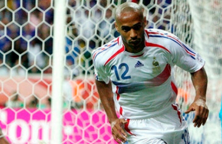 França: Thierry Henry - Atacante (51 gols em 123 jogos entre 1997 e 2010) / Henry é um dos maiores jogadores da história da seleção francesa e foi artilheiro do time no título mundial de 1998.