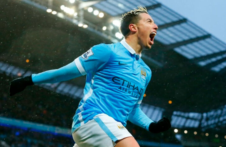 Samir Nasri - Após sair do Manchester City, o meia se envolveu em polêmicas, foi suspenso do futebol por um ano por doping e está sem clube há um ano