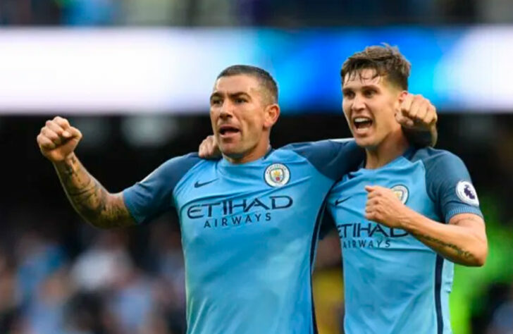 Kolarov - O lateral esquerdo segue em atividade e renovou seu contrato com a Inter de Milão até 2022