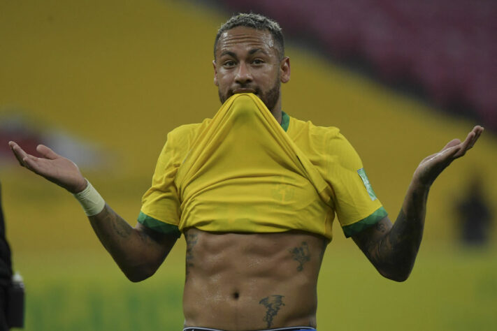 Neymar: o astro brasileiro concedeu entrevista ao portal 'DAZN' e falou que não deve disputar mais Copas do Mundo após a edição do Qatar, neste ano, por não saber se terá 'condições de aguentar o futebol'. O jogador do PSG, que até lá terá 30 anos de idade, falou que o aspecto mental passa por essa afirmação.